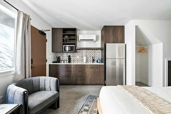 Kerns Studio Near Coffee, Dining & Transit in Northeast Portland - photo 2