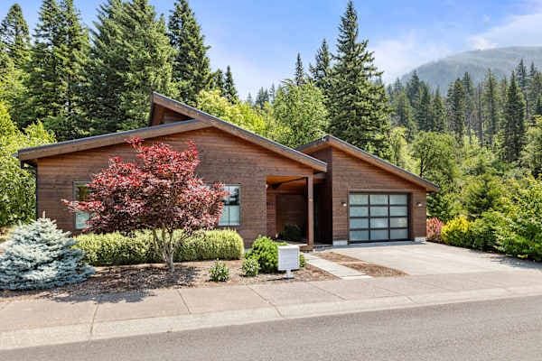 Modern Gorge Retreat • Hot Tub • Mountain Views