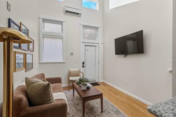 Stylish Loft in the Heart of NW Portland in Pearl District - photo 2