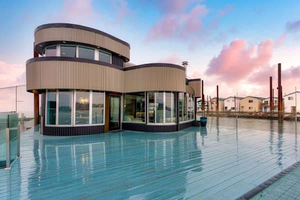 Aqua Star – Iconic Floating Home on the Columbia in Portland - photo 2
