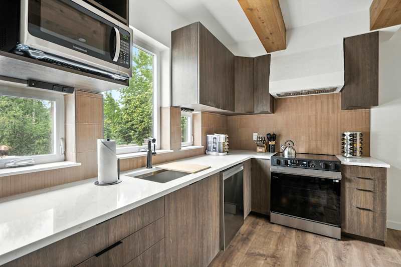Spacious 6BR - New Spanish Home in Best Kerns Spot