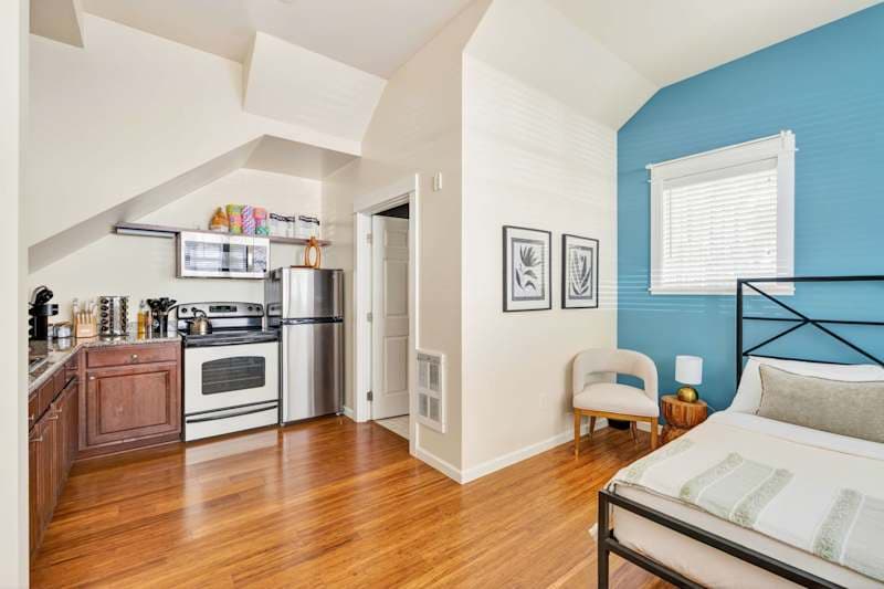 Bright Nob Hill Studio · Walk to NW 23rd